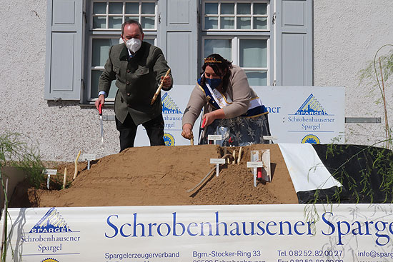 Spargelanstich 2021 im Pflegschloss Schrobenhausen mit Wirtschaftsminister Hubert Aiwanger und Spargelkönigin Juliane Wenger am 14.04.2021  (Foto: Martin Schmitz)